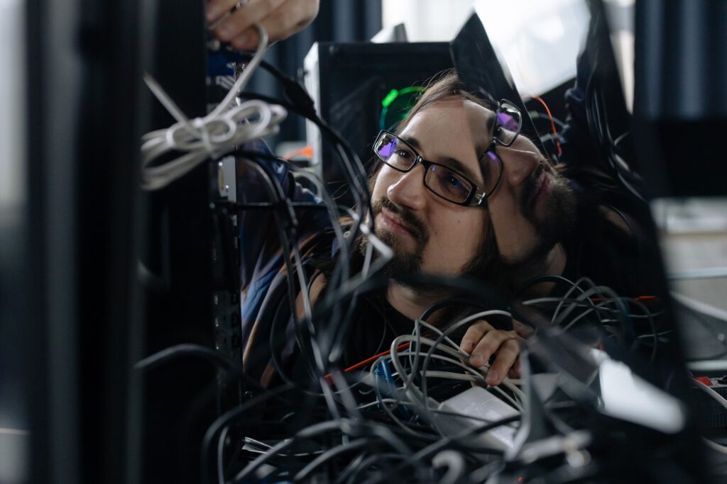IT人材不足が企業の業務に与える主な影響